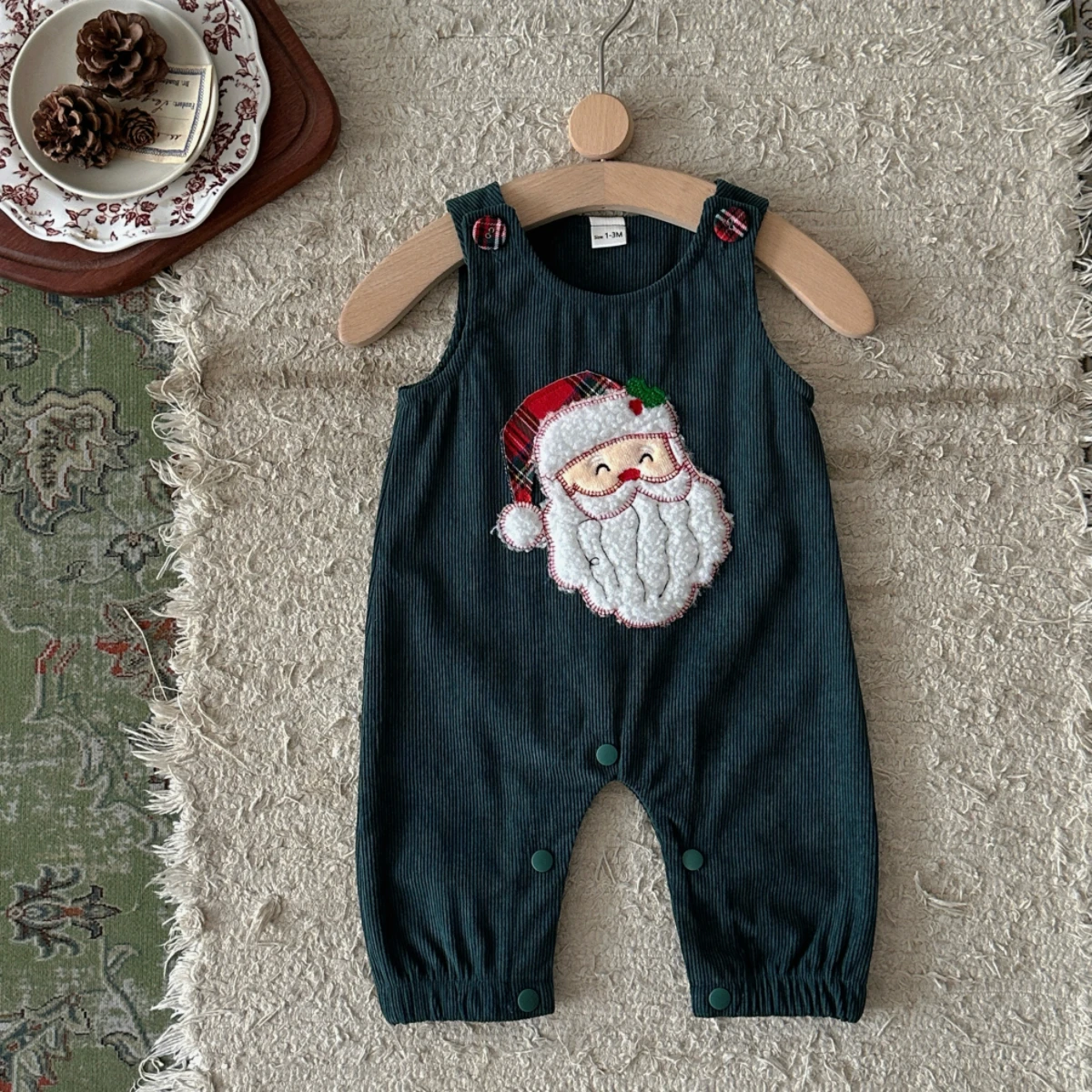 Weihnachtlicher ärmelloser Strampler für Babys, Cord-Overall mit Weihnachtsmann-Stickerei, Winterkleidung für Babys. – Detail 7