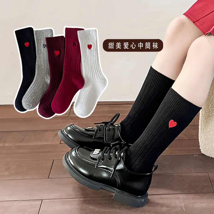 1 pair of children's socks, knitted fabric is soft and skin-friendly, suitable for children aged 1-12 to wear daily.