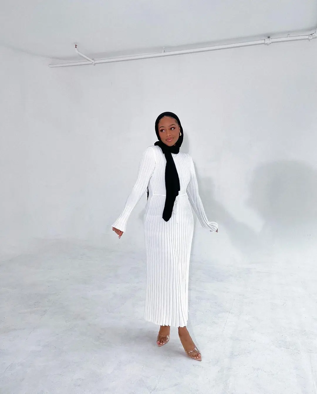 เดรสไหมพรมทรงใหม่ คอวี ทรงเข้ารูปช่วงเอว ชายเสื้อทรงวีลึก ให้ลุคดูผอมเพรียว เดรสยาวไหมพรม