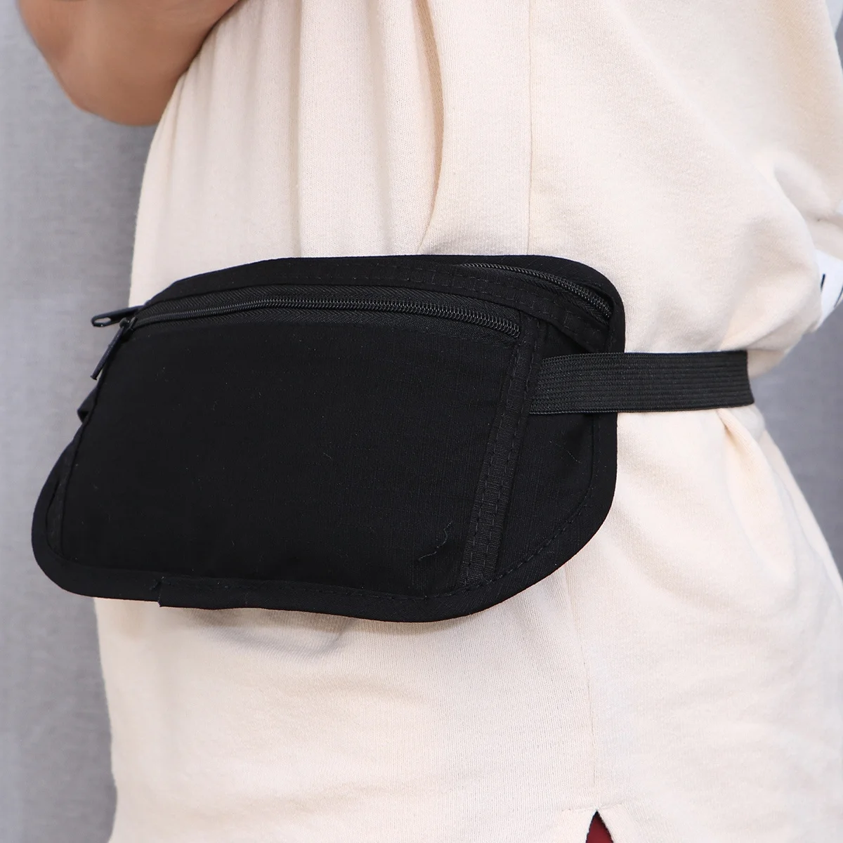 حقيبة خصر للجري من Fanny Pack للتمرين في الهواء الطلق وحقيبة رفيعة للغاية باللون الأسود للسفر