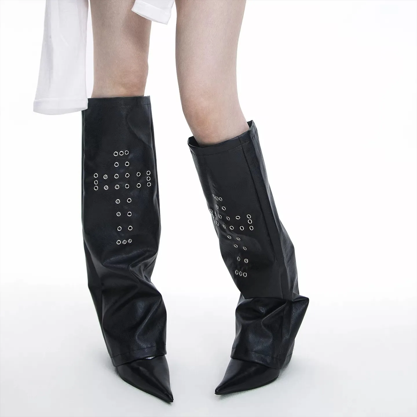 jambieres-en-cuir-style-dark-punk-original-avec-clous-croix-argentes-et-rivets-perfores-pour-filles-stylees-r2559