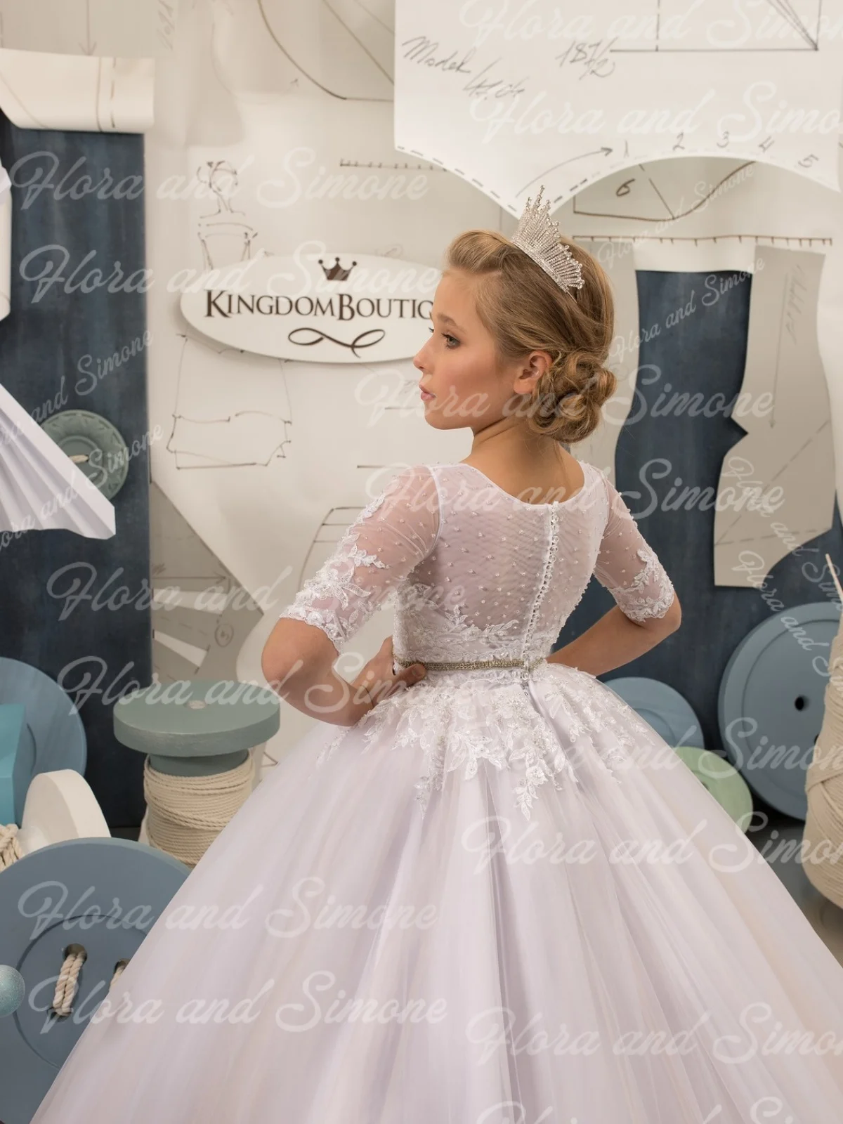 Weißes, kurzes, besticktes langes Kleid, Blumenmädchenkleider für Hochzeitszeremonien, formelle Empfänge, Kommunion, individuell gestaltet