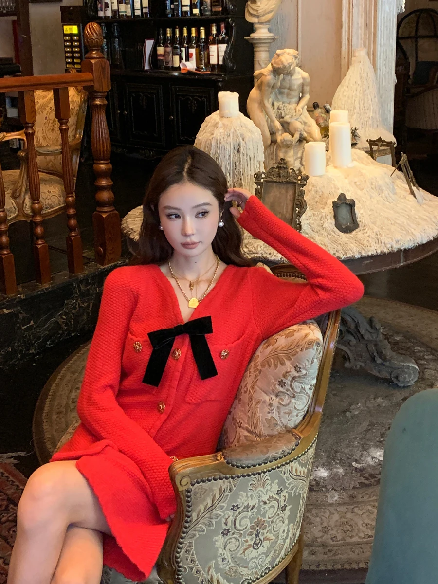 レッドロングスリーブニットワンピース レディース 秋冬 ハイウエスト スリムフィット ショート丈ニットスカート Vネック Aラインワンピース アースストア