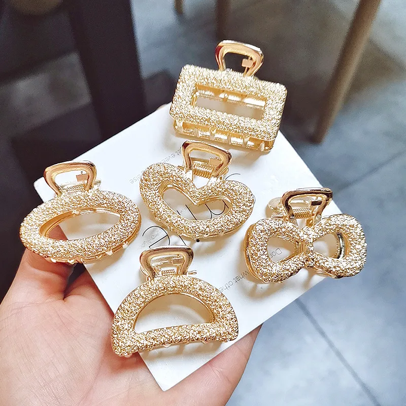 Goldene modische Haarklammern, hohle geometrische Herz- und Schleifen-Designs, elegante, rutschfeste Haarkrallen für Damen, Haaraccessoires. – Detail 5