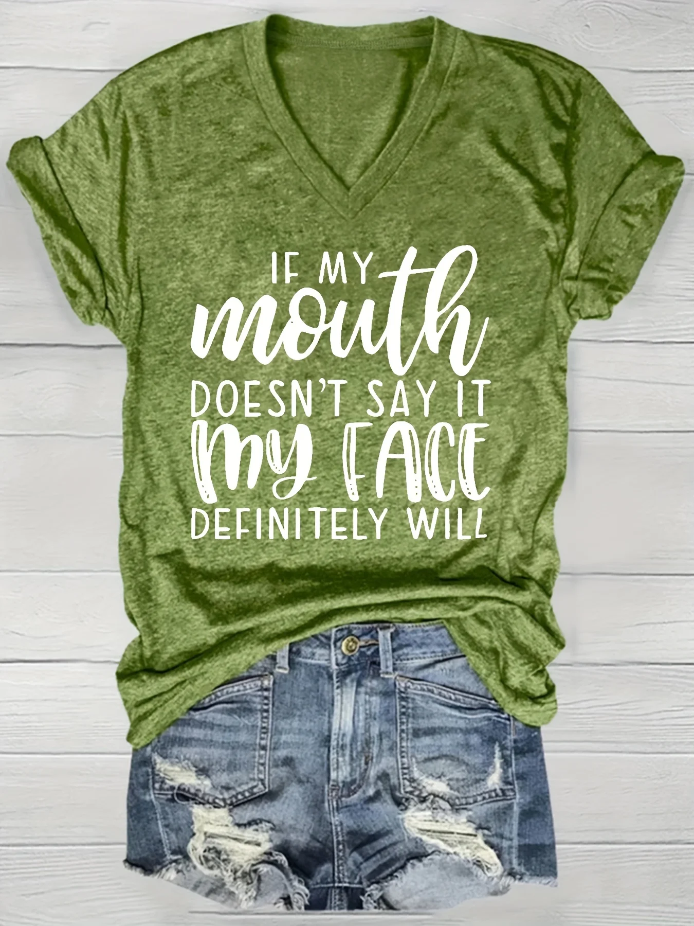 

Если мои губы не скажут это, моё лицо, наверное, скажет это вслух. Женская футболка с V-образным вырезом - повседневный зеленый топ с графическим принтом.
