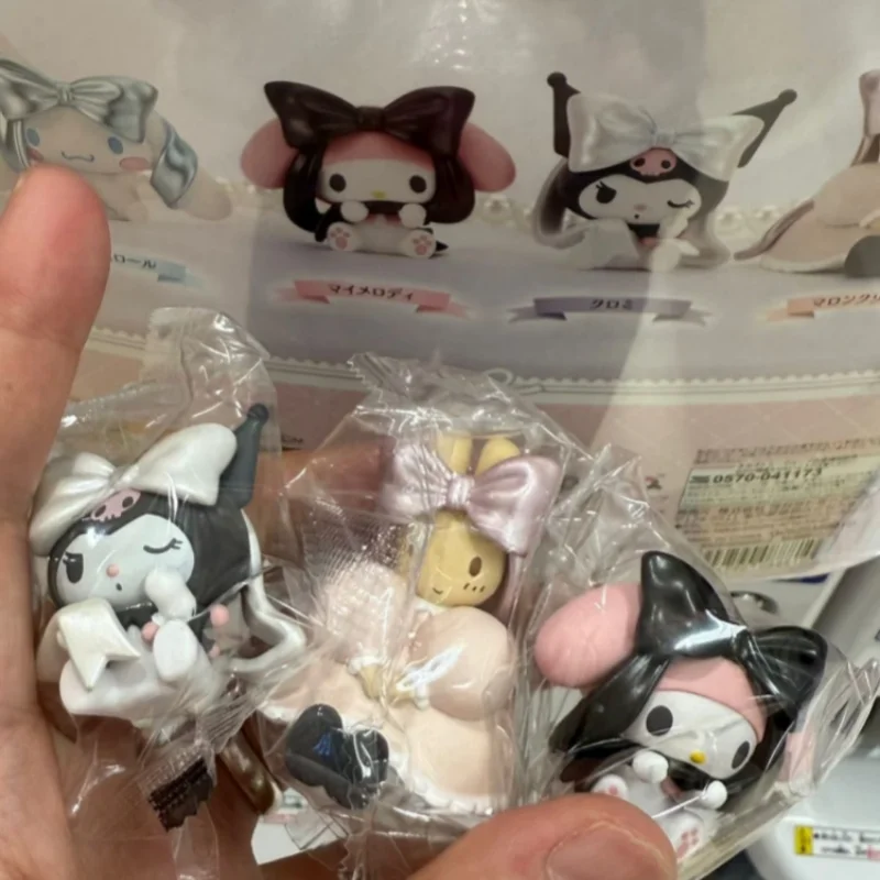 Sanrio yumemita kuroko aplicação da lei estatueta do cão na moda cápsula brinquedos autêntico nó em forma de arco decoração figura de ação