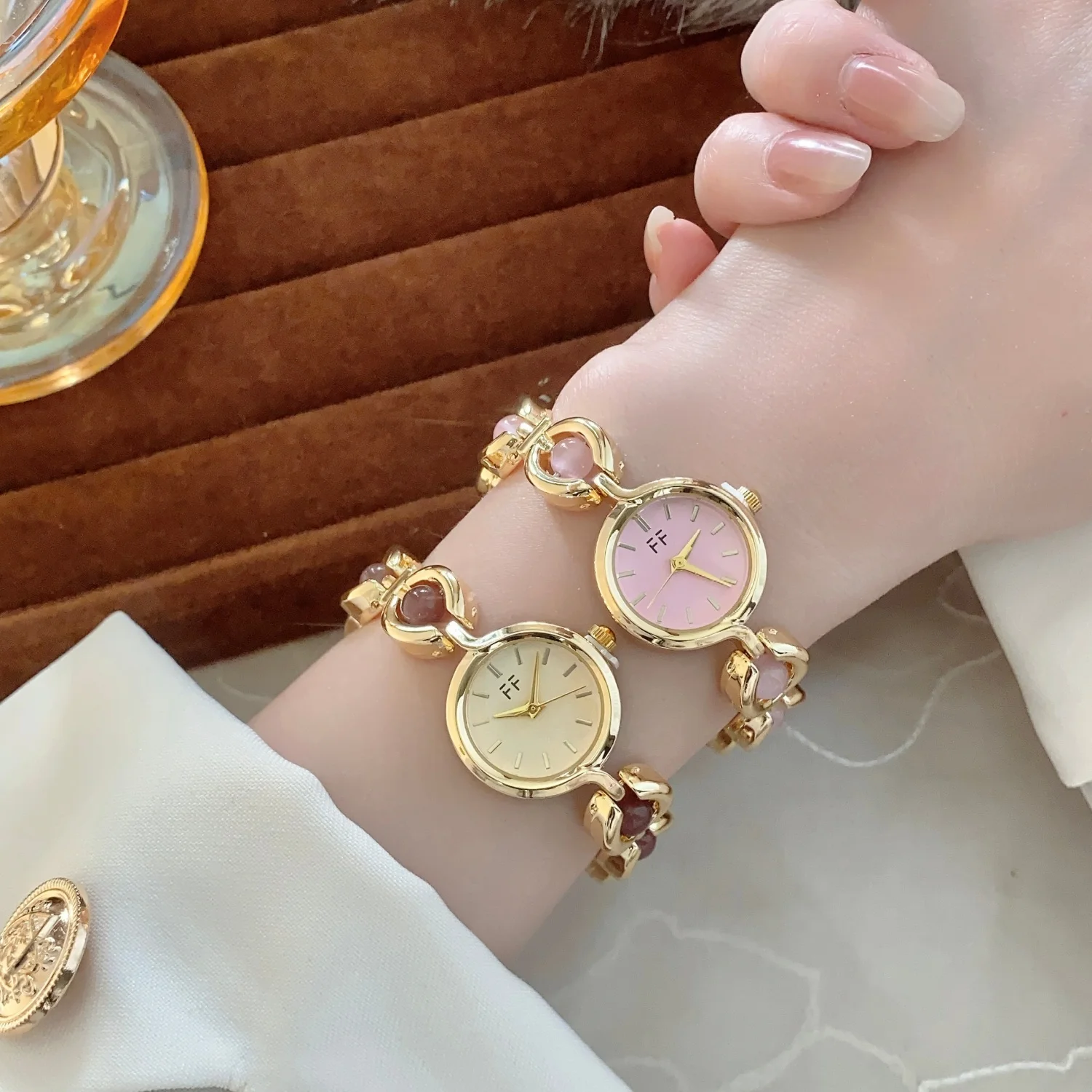 Elegant Round Watch for Women - Stones Watches & Jewelry In Sweden Ab 评论和价格