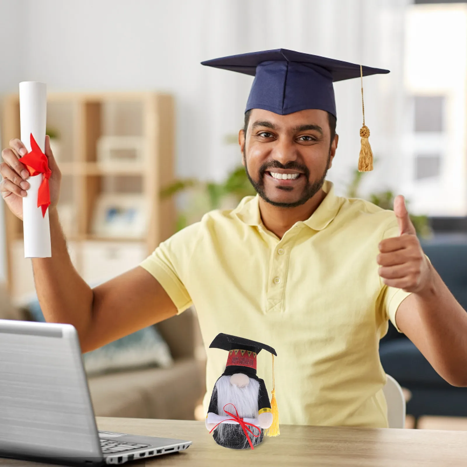 

Мягкая игрушка в виде выпускной шапочки, маленький размер, мягкая и удобная, идеальный подарок на выпускной, для украшения вечеринки и в качестве сувенира выпускнику.