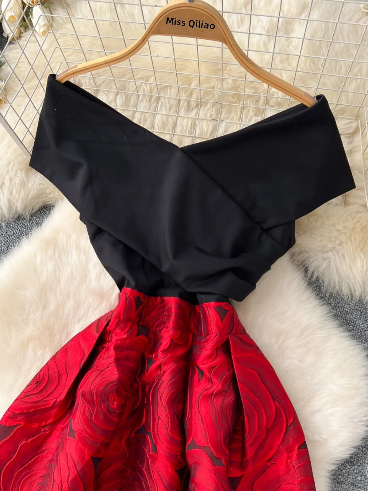 กระโปรงทรงเอเอวสูง Ele รุ่น Dr สำหรับผู้หญิง คอลเลคชั่นใหม่ปี 2025 แบบไหล่เดียว แต่งผ้าปะติดปะต่อ ช่วยให้ดูผอมลง ลายปักดอกไม้ กระโปรงทรงเต็มตัว สไตล์เกาหลี