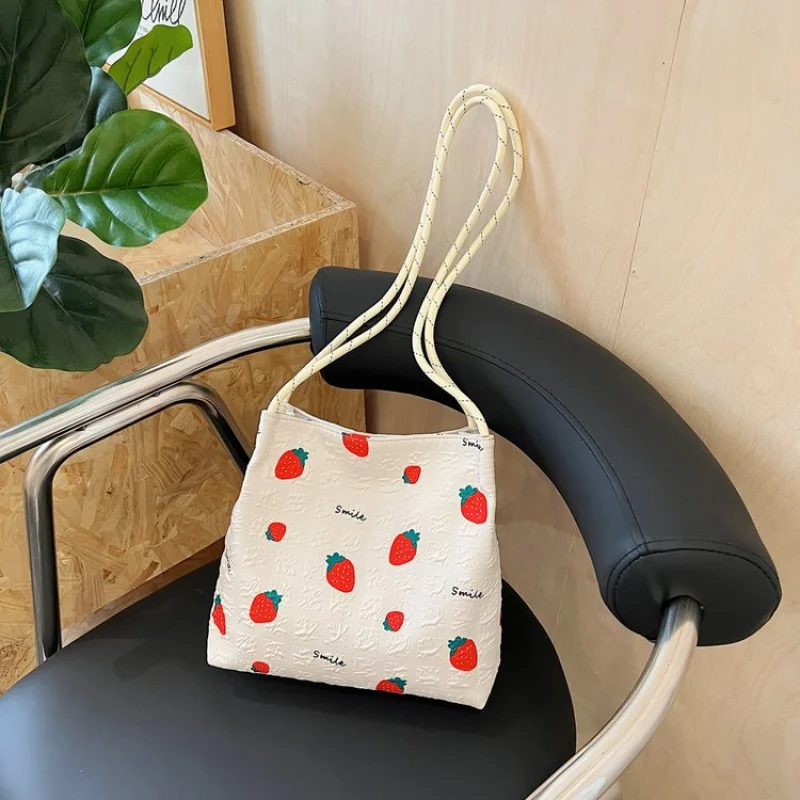 

Элегантная женская сумка-хобо с напуском, свободным силуэтом и удобным плечевым ремнем