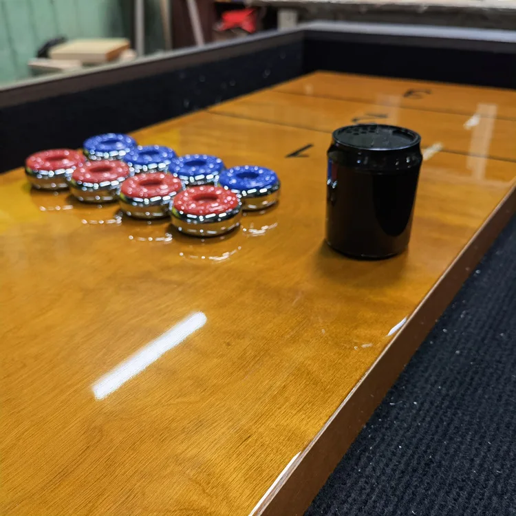طاولة Shuffleboard مقاس 108 بوصة من الخشب الصلب المخصص للبيع بالجملة مع أضواء مجموعة رمي السهام