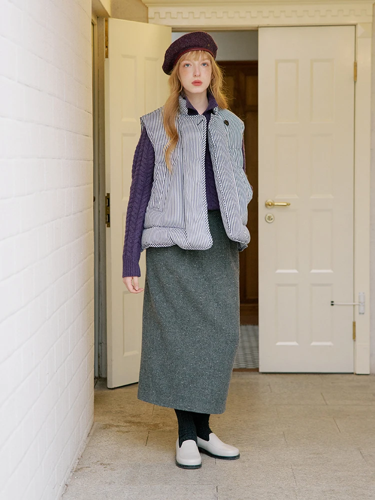 

Утепленный жилет ItoIroI Carbon Floing 95 из белого пуха с белыми полосками, воротником-стойкой, А-силуэта, для теплых поездок на работу