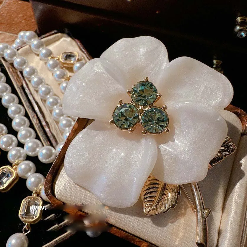 2023 Damascus rose gemstone earrings Vintage-plated 18K gold olive zircon cream brooch