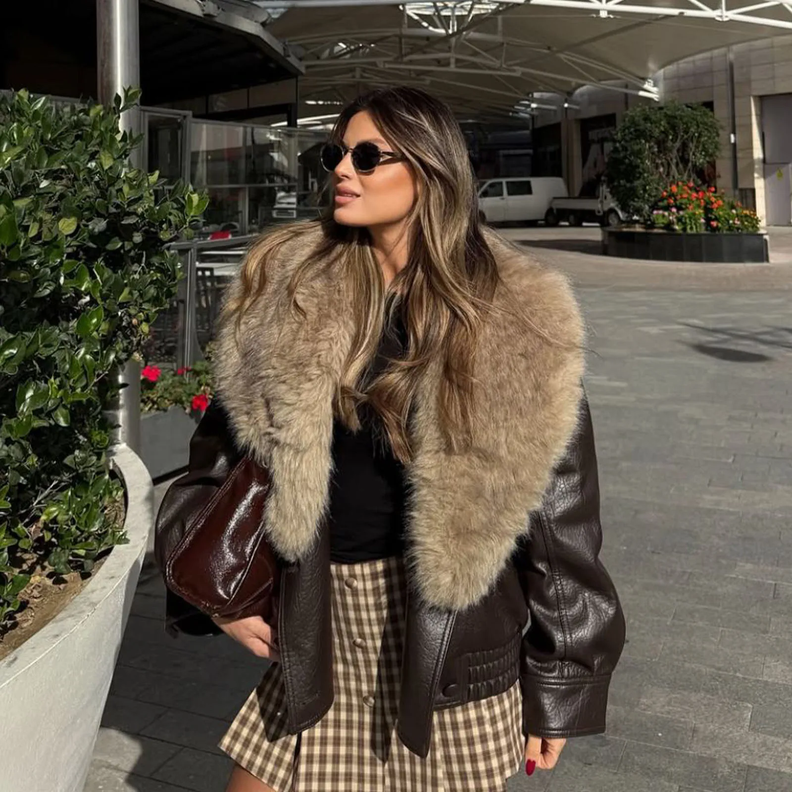 

2025 Women's Brown Leather Fur Jacket Vintage Long Sleeve Side Pockets Moto Biker Short Thicken Coat Fashion Vintage Streetwear