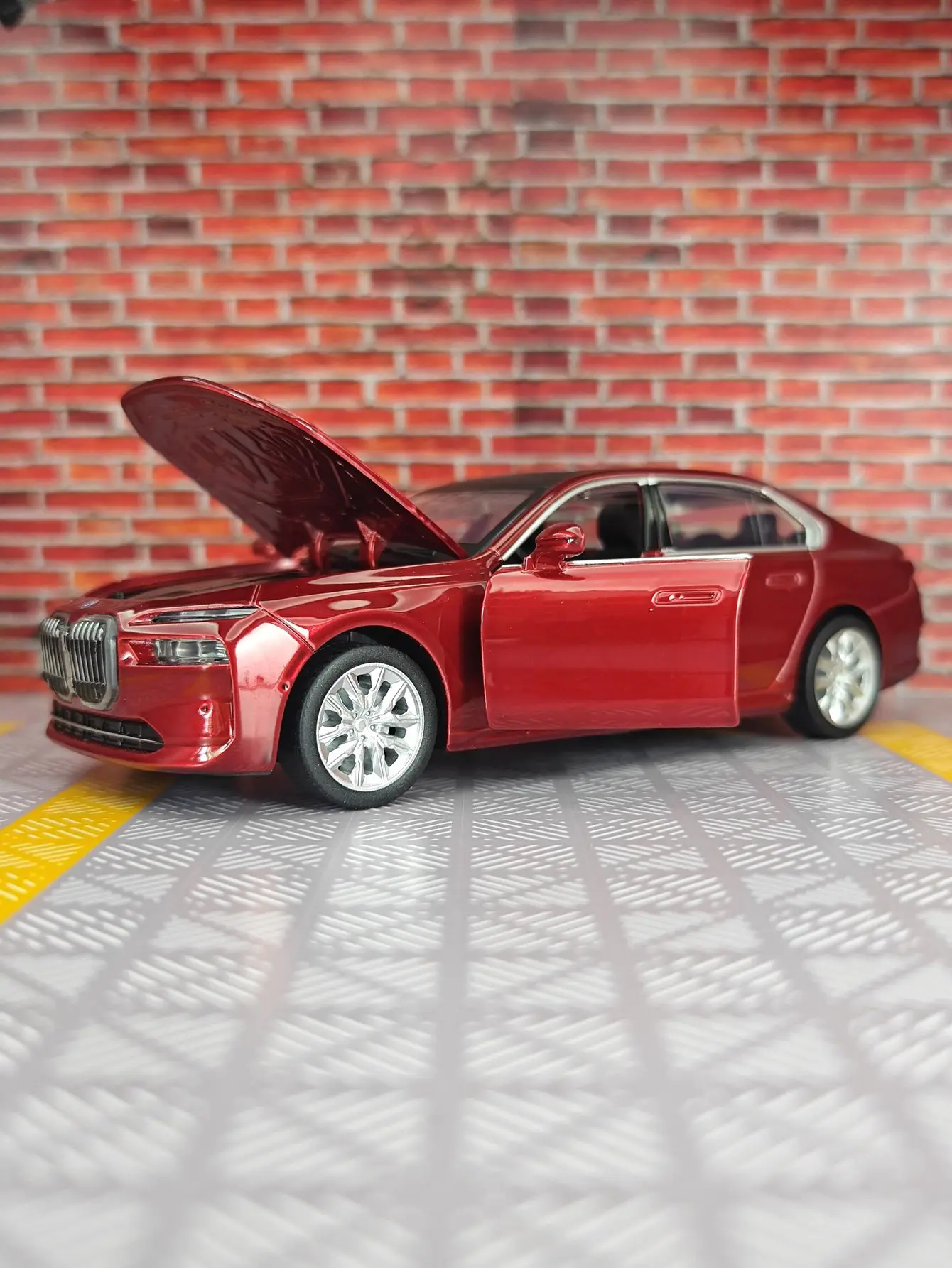 1:32 BMW I7 novo modelo de carro de liga de energia série 7 carro pull-back porta acústica-óptica pode dirigir carro de brinquedo menino