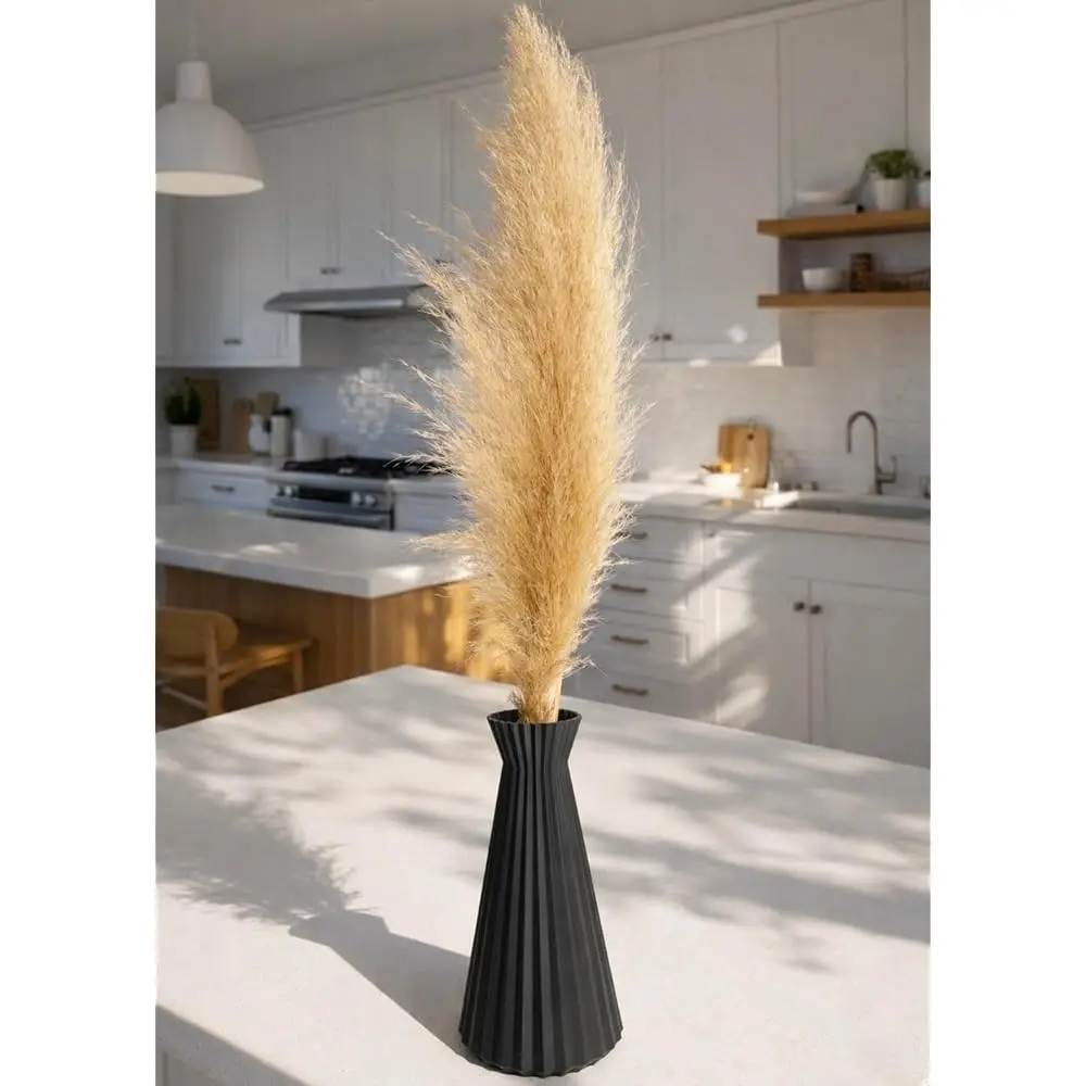 

Современная декоративная ваза с геометрическим дизайном, идеально подходящая для гостиной или кухонной столешницы в стиле середины века или современном стиле.