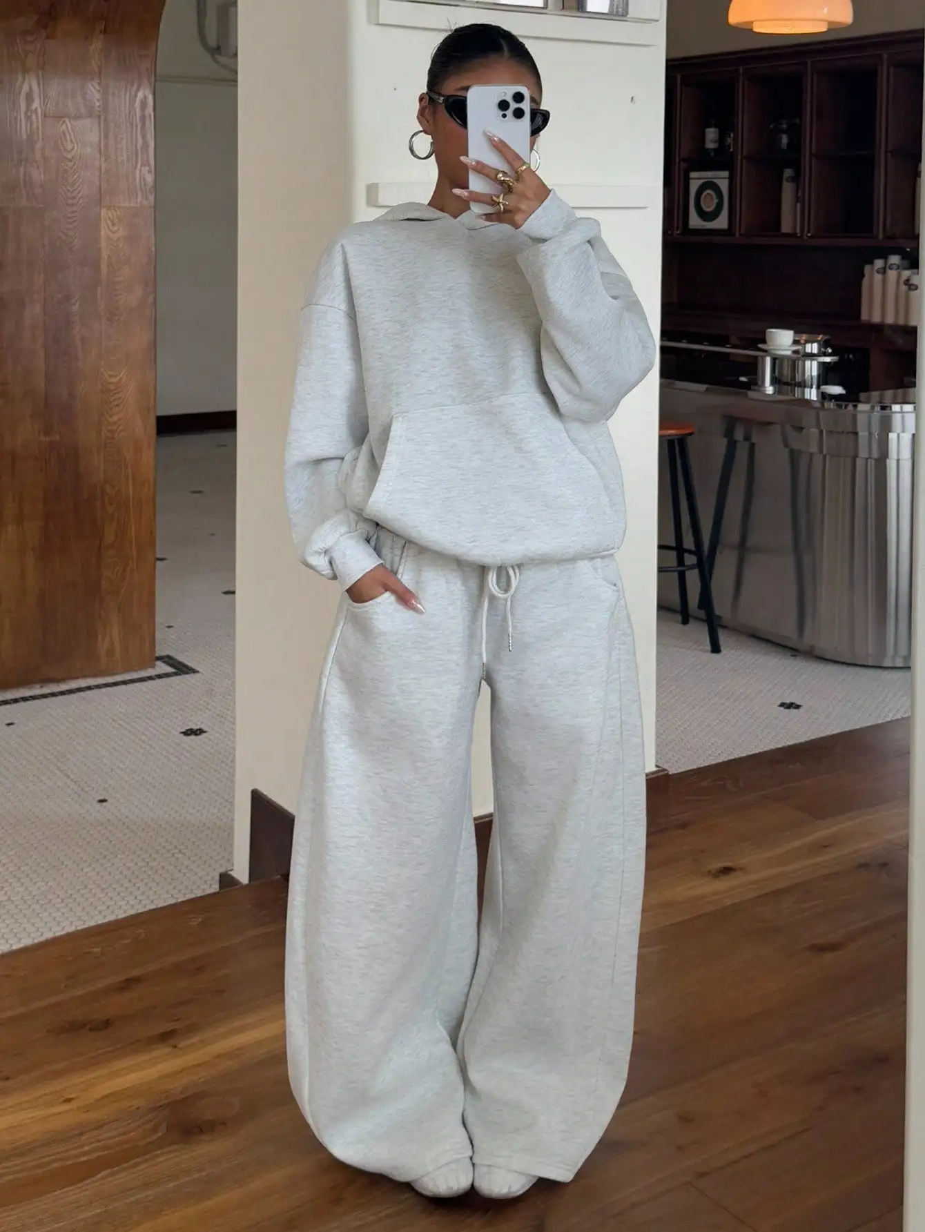 

Женский уютный комплект: худи на флисовой подкладке и широкие спортивные брюки для повседневных уличных образов