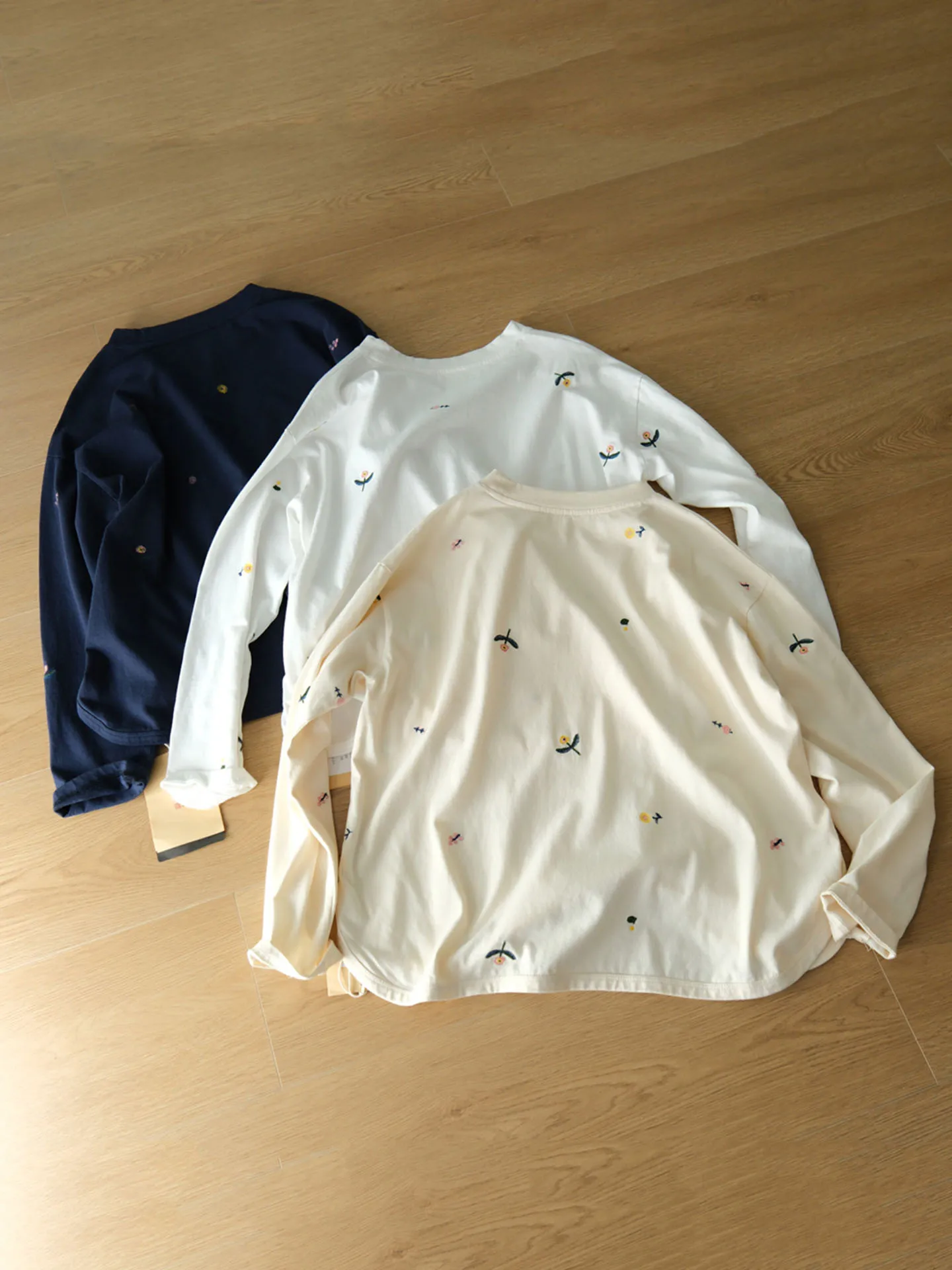 

Весна 2026: Новая модель комфортной хлопковой футболки с вышивкой, длинным рукавом, круглым низом, свободного кроя, стройнящая, универсальная, в японском стиле