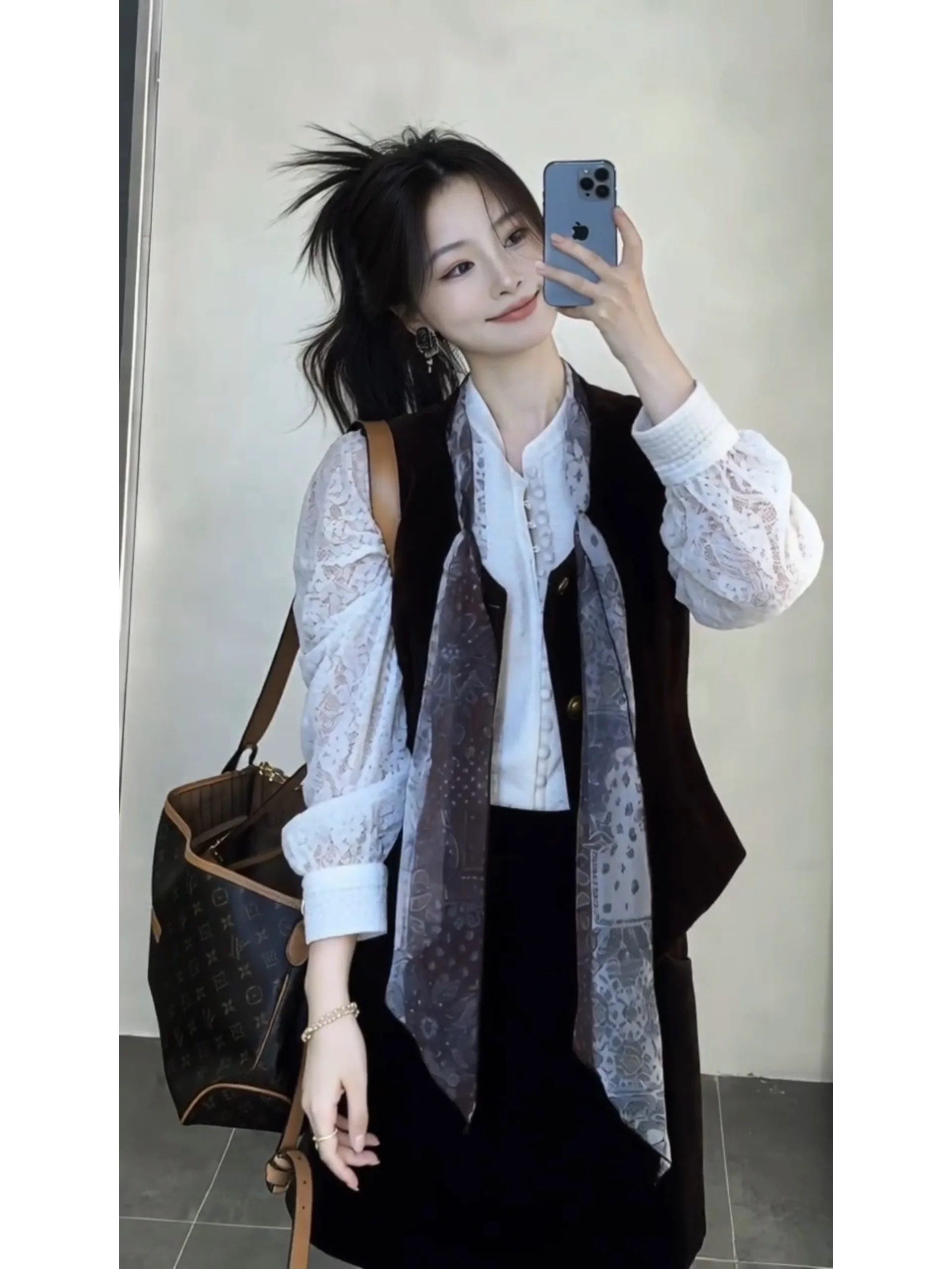 

Retro Sle Women's Two-Piece Set Light Maturi Faion Design Sense Vest irt Spring New Sle Casual Scene Adult Use