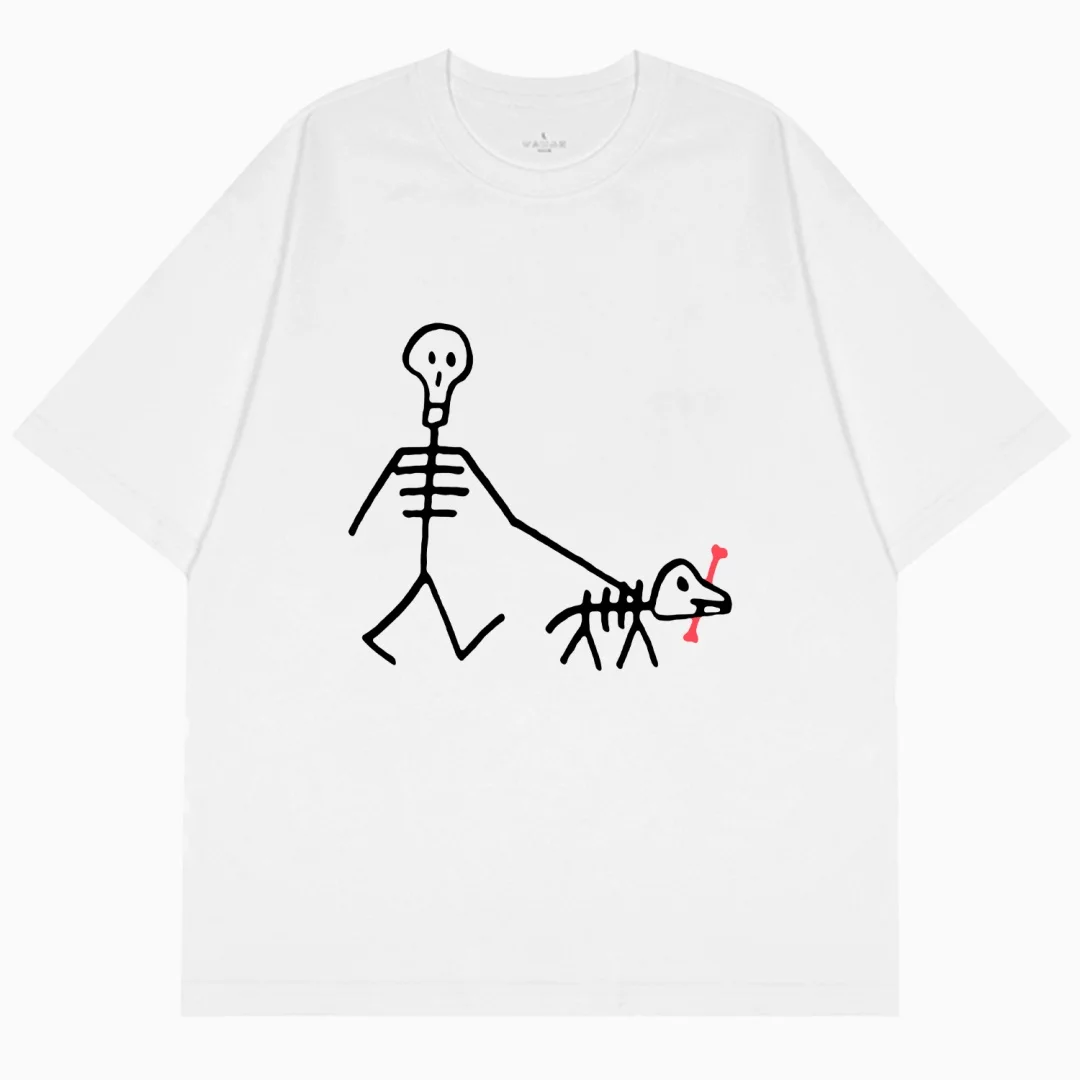 Uma camiseta com um padrão impresso de crânio andando um cachorro verão moda high-end versátil puro algodão masculino e feminino camiseta