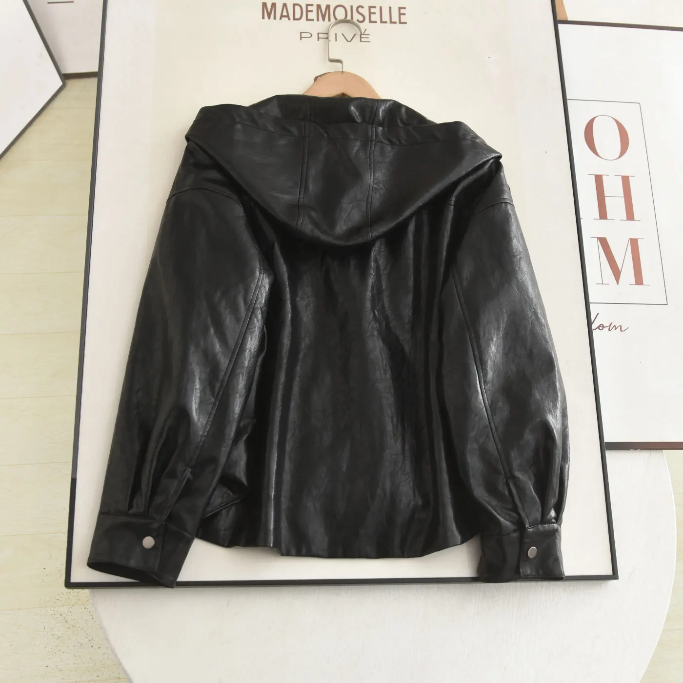 Jaqueta de Couro PU com Capuz Forrada de Aodão Preta, Estilo Quente e E para Mulheres, Casaco Casual de Manga Longa