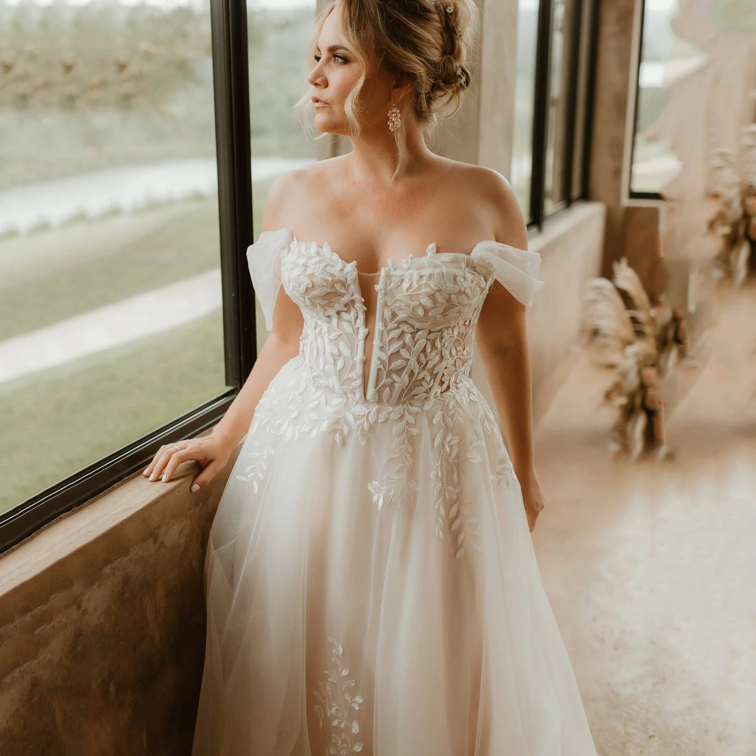 Vestidos de novia modernos con escote en forma de corazón y hombros descubiertos, vestido de novia de encaje de tul bordado de gran tamaño con cordón largo y deshuesado personalizado