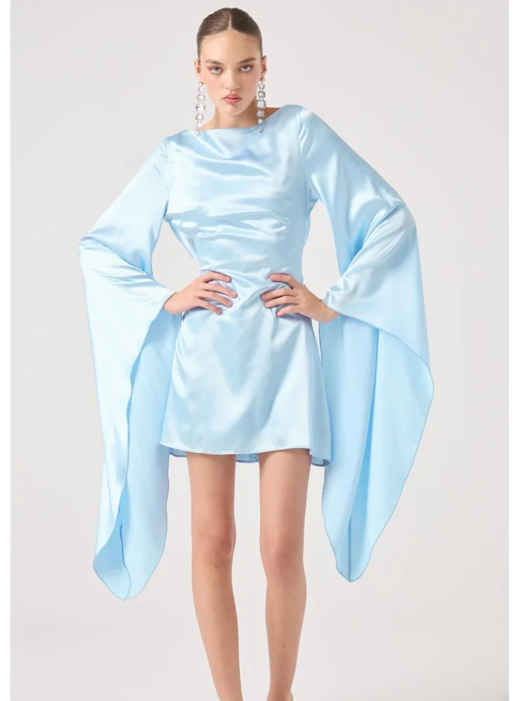 Elegancka sukienka mini z rozszerzanymi rękawami, dopasowana, seksowna, z odkrytymi plecami, wiązana, idealna na imprezę, do klubu, na wieczór, wakacje i na plażę.