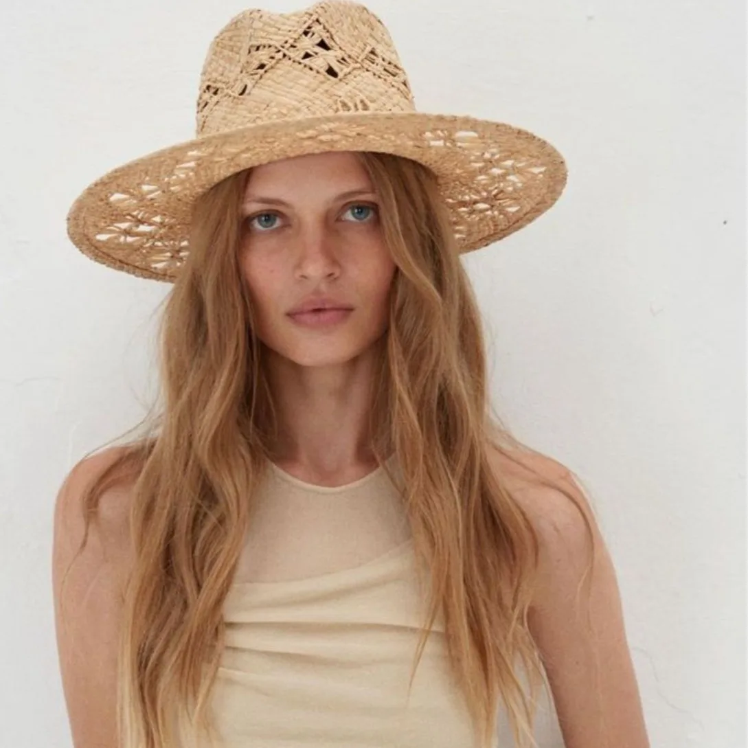 chapeau-de-paille-en-raphia-transfrontalier-rb-fedora-de-plage-tresse-ajoure-a-fleur-malan-et-sommet-pointu