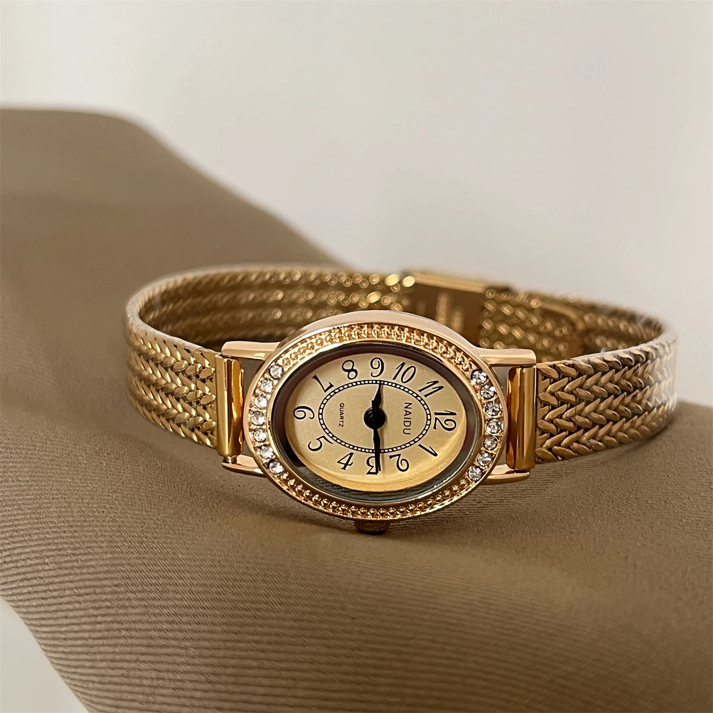 

High-value retro chain watch for women, simple and elegant quartz watch, a unique wristwatch and gift for women.