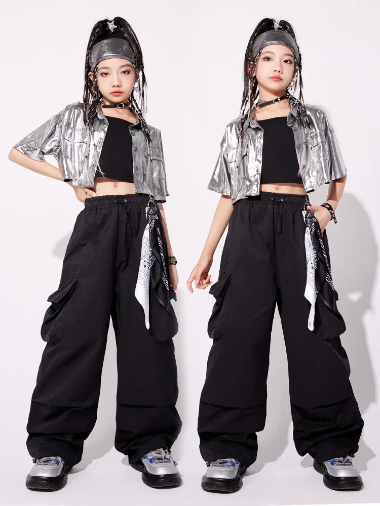 

Серебряное короткое пальто, черные брюки-карго, современная одежда Kpop, детский сценический наряд для джазовых выступлений, танцевальный костюм в стиле хип-хоп для девочек