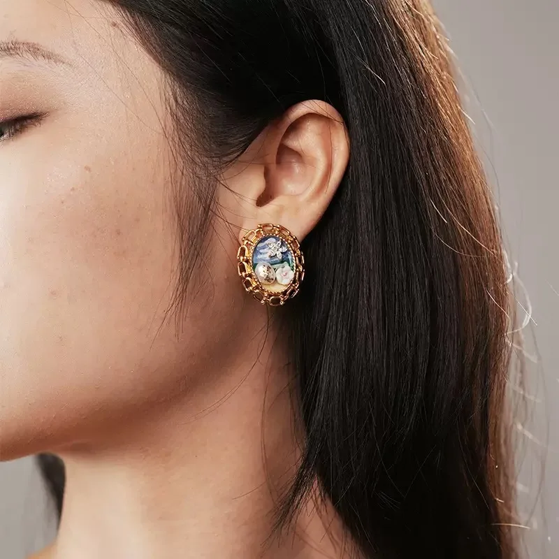 أقراط بيضاوية كلاسيكية مرسومة يدويًا من الزهور واللؤلؤ للنساء، إطار ذهبي رقيق مع لمسات النجوم للمناسبات الخاصة