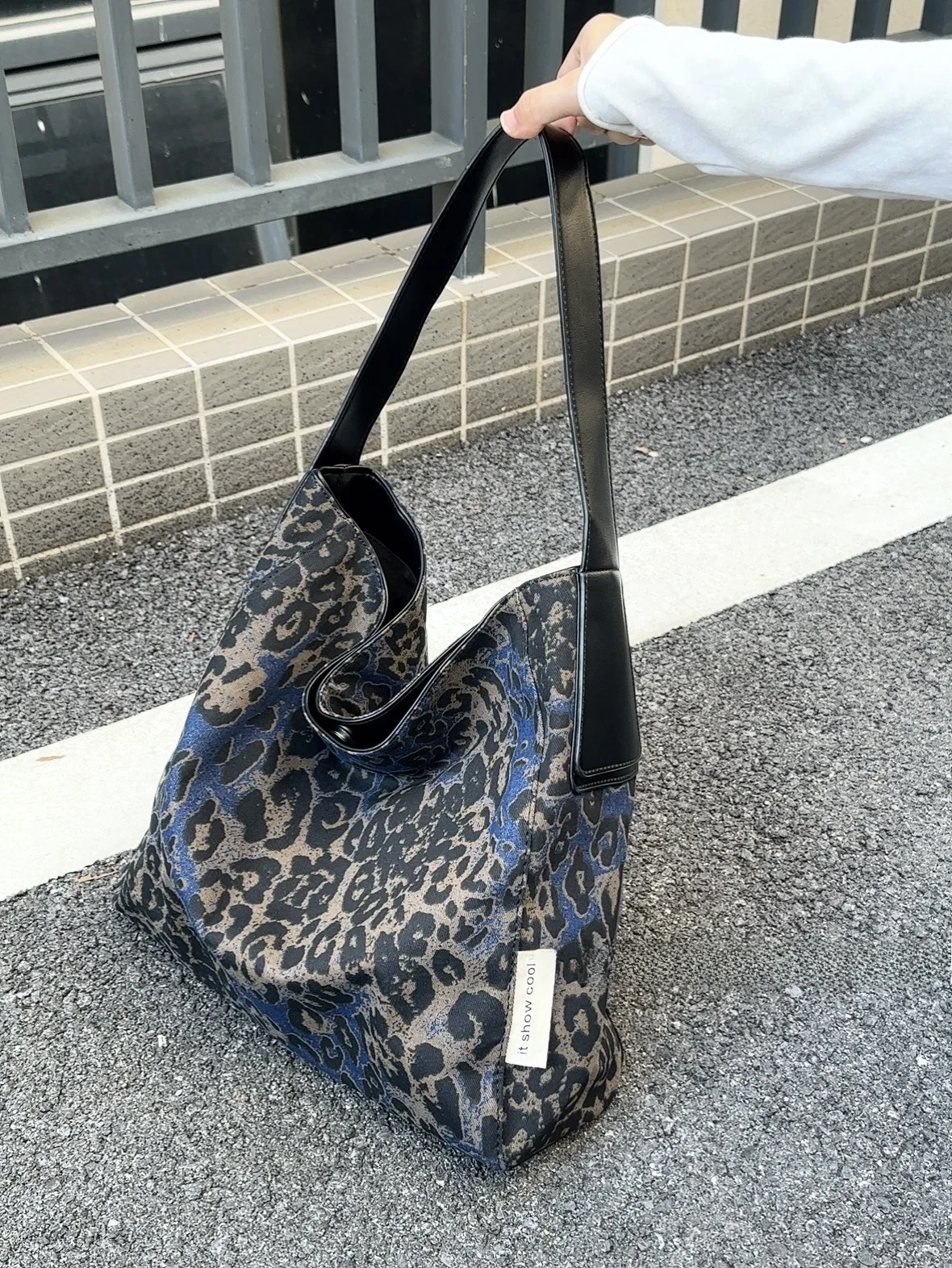 

Синяя холщовая сумка-ведро с леопардовым принтом, женская модная сумка-тоут на одно плечо, тренд 2025 года, новая модель с широким ремнем