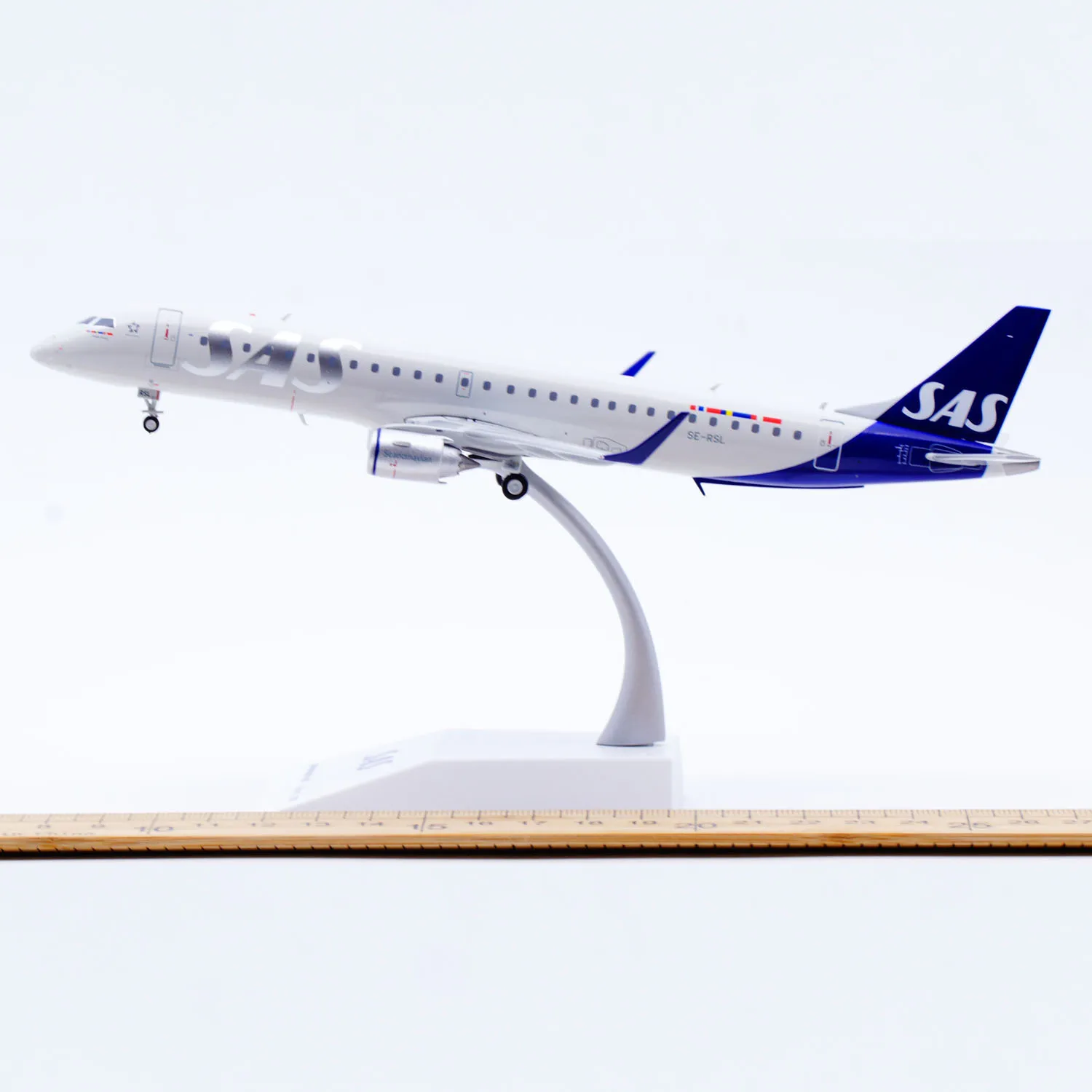 

XX20277 Alloy Collectible Plane Gift JC Wings 1:200 SAS Link "StarAlliance" Embraer ERJ195 Diecast Aircraft Jet Model SE-RSL