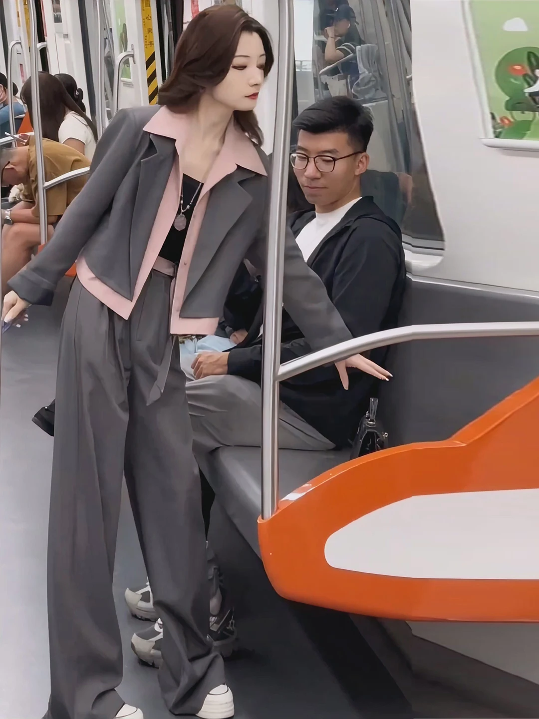 

Женский костюм-двойка 2026: Модный комплект для ранней весны с эффектом двухслойности, широкими брюками и цветовыми блоками, для офиса и повседневной носки