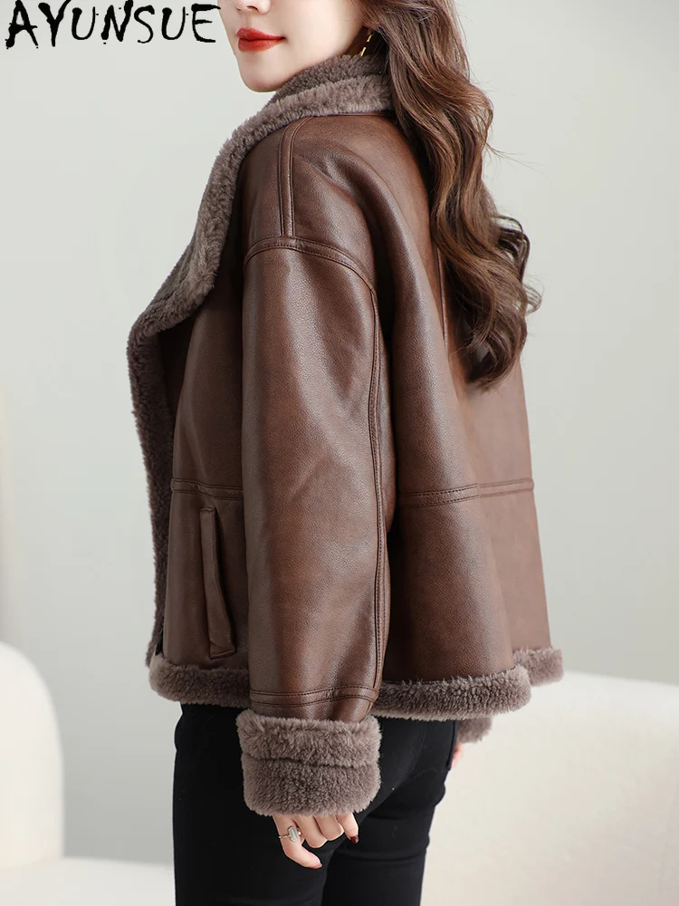 معطف صوف 100% من AYUNSUE للنساء 2025 سترة للدراجات النارية وراكبي الدراجات النارية ملابس شتوية من الفرو النسائي المتكامل معاطف جديدة في المعاطف