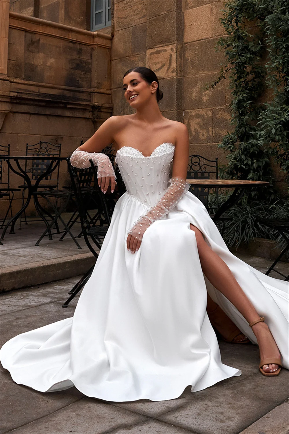 فساتين زفاف لامعة مطرزة بالترتر على شكل قلب من الساتان لحفلات الزفاف على شكل حرف A وأكمام طويلة وفتحة جانبية سويب تراين مصنوعة حسب الطلب 2026