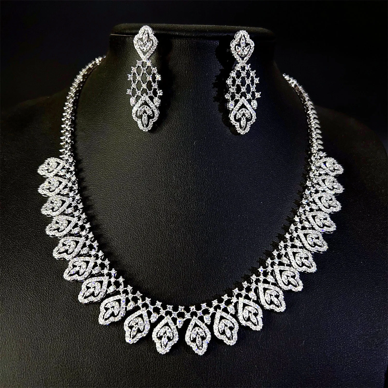 

Fashion 2 Pcs Horseshoe Leaf Shape Luxury Ladies Jewellery Necklace Earrings Party Banquet Prom Party Event Bridal Gift M-516