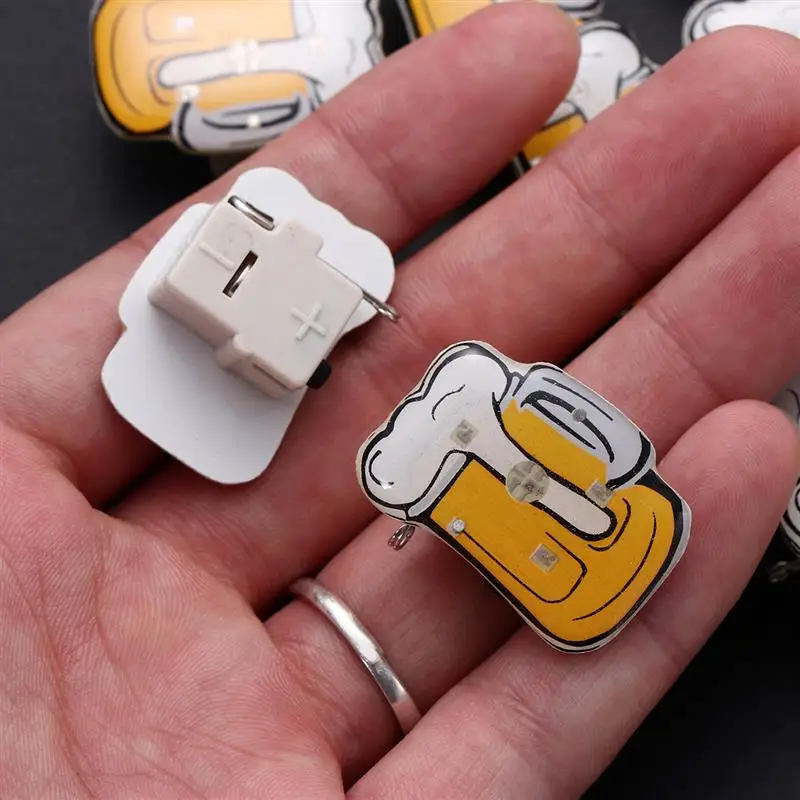 10/25Pcs LED Brooches Pin Beer Mug Brooch Jewelry Lapel Pin Oktoberfest For DIY Clothing Bags Jackets Hat Badge (Random Color)