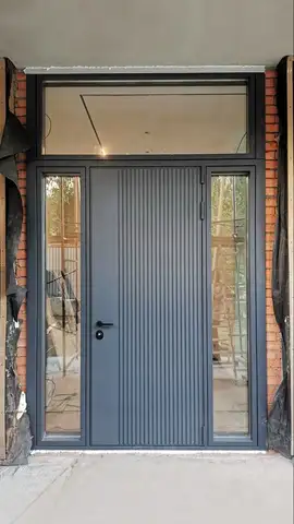 1. **내구성 및 보안성**: 고품질 알루미늄 소재로 제작되어 뛰어난 내구성을 제공하며, 강화된 유리와 결합하여 높은 보안성을 유지합니다. 가정용 고급 디자인을 위한 외부 힌지 도어 4mm 알루미늄 입구 도어 외부 보안 정문 현대식 출입문 여닫이 문