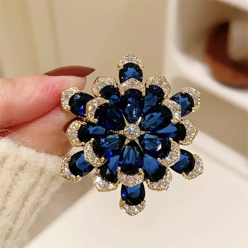 Luxuriöse blaue mehrschichtige Blumenbrosche, stark mit Strass besetzte Blumen-Anstecknadel, elegante Damen-Anstecknadel für Anzug, Mantel und Schal. – Detail 5