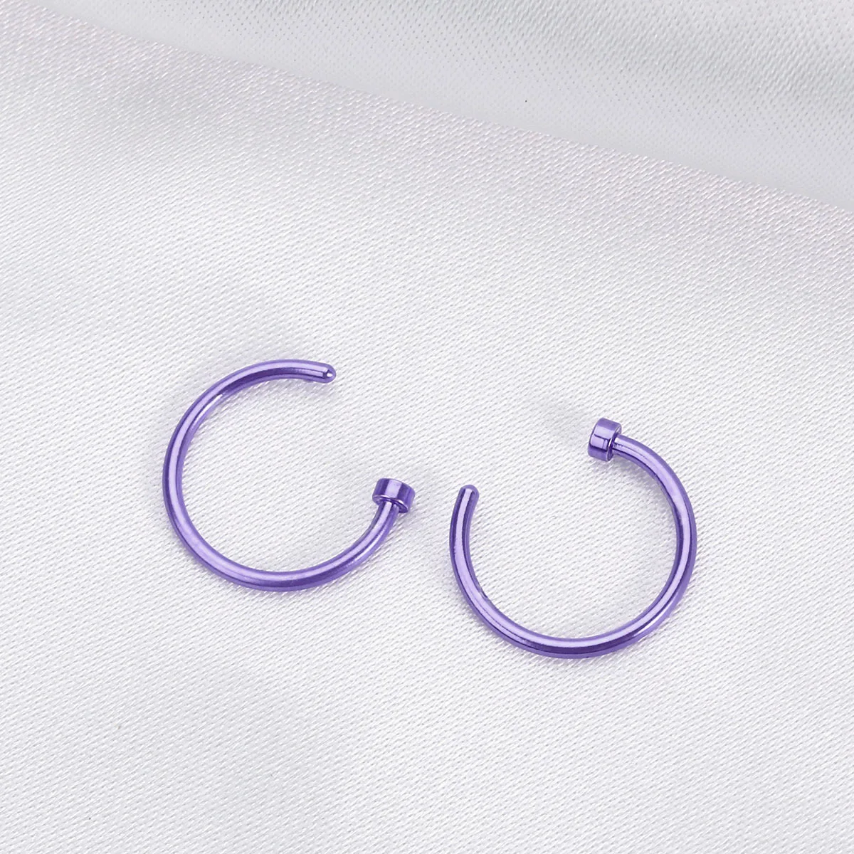 حلقة أنف من التيتانيوم الفولاذي 10 مم على شكل حرف C مفتوح باللون الأرجواني للنساء والرجال، مصقولة بدرجة عالية، من الدرجة الجراحية، مضادة للحساسية، للاستخدام اليومي