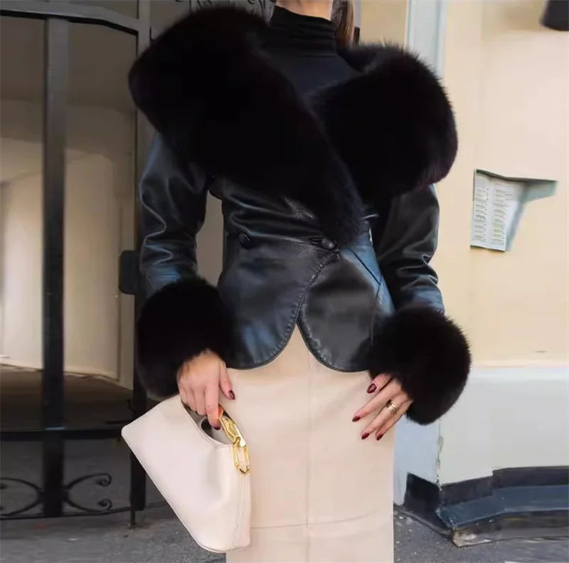 เสื้อแจ็คเก็ตผู้หญิง คอลเลคชั่นฤดูใบไม้ร่วง 2025 สไตล์ใหม่ สีดำ แขนยาว แต่งปกขนเฟอร์ขนาดใหญ่ หนังเทียม พร้อมเข็มขัดรัดเอว