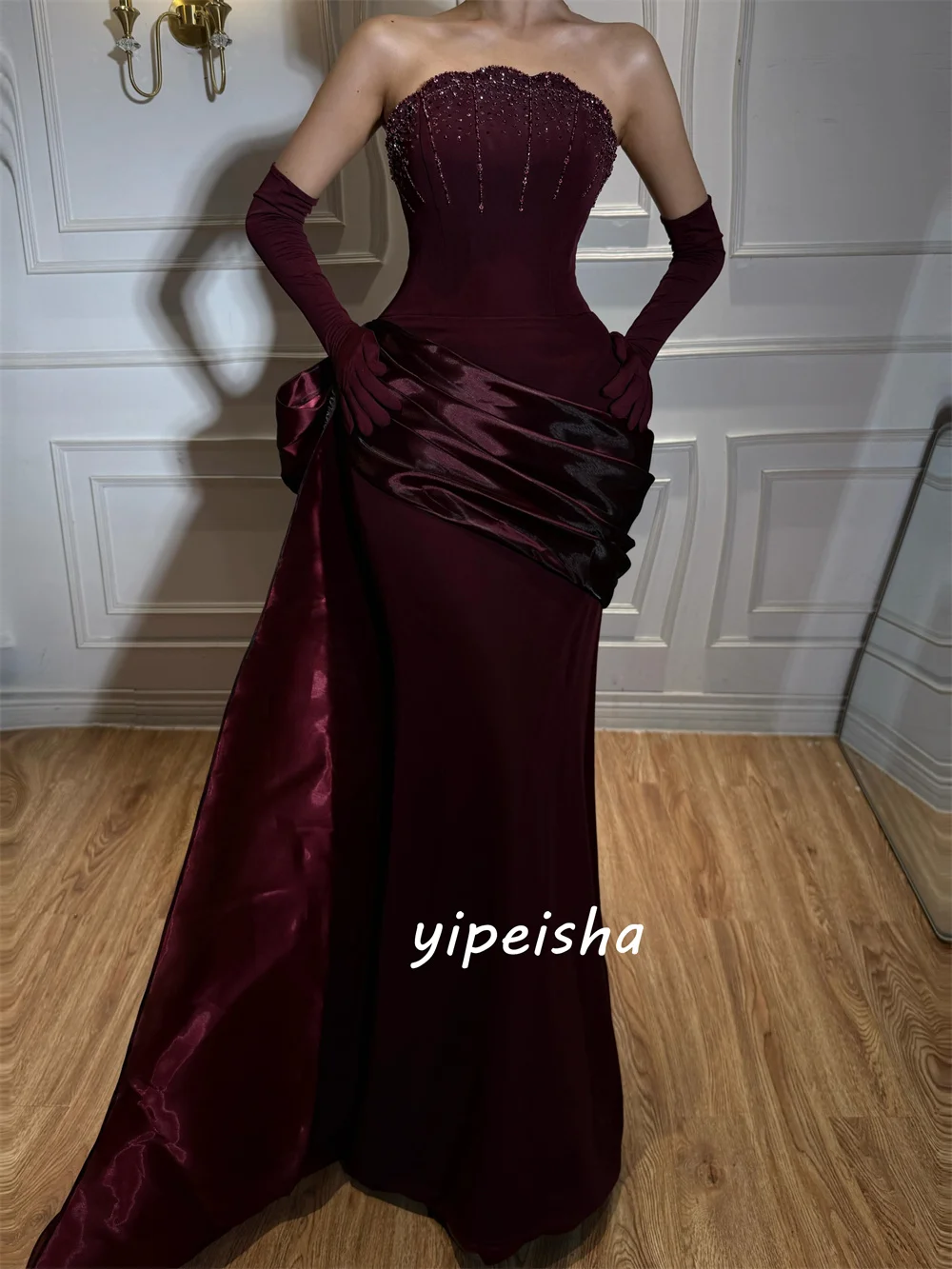 Maßgeschneiderte Burgunderrote Luxus-Glitzer-Jersey-Kleider mit Raffungen, Perlen und Pailletten, Meerjungfrauenschnitt, Trägerlos, Bodenlang, Abendkleider für Damen