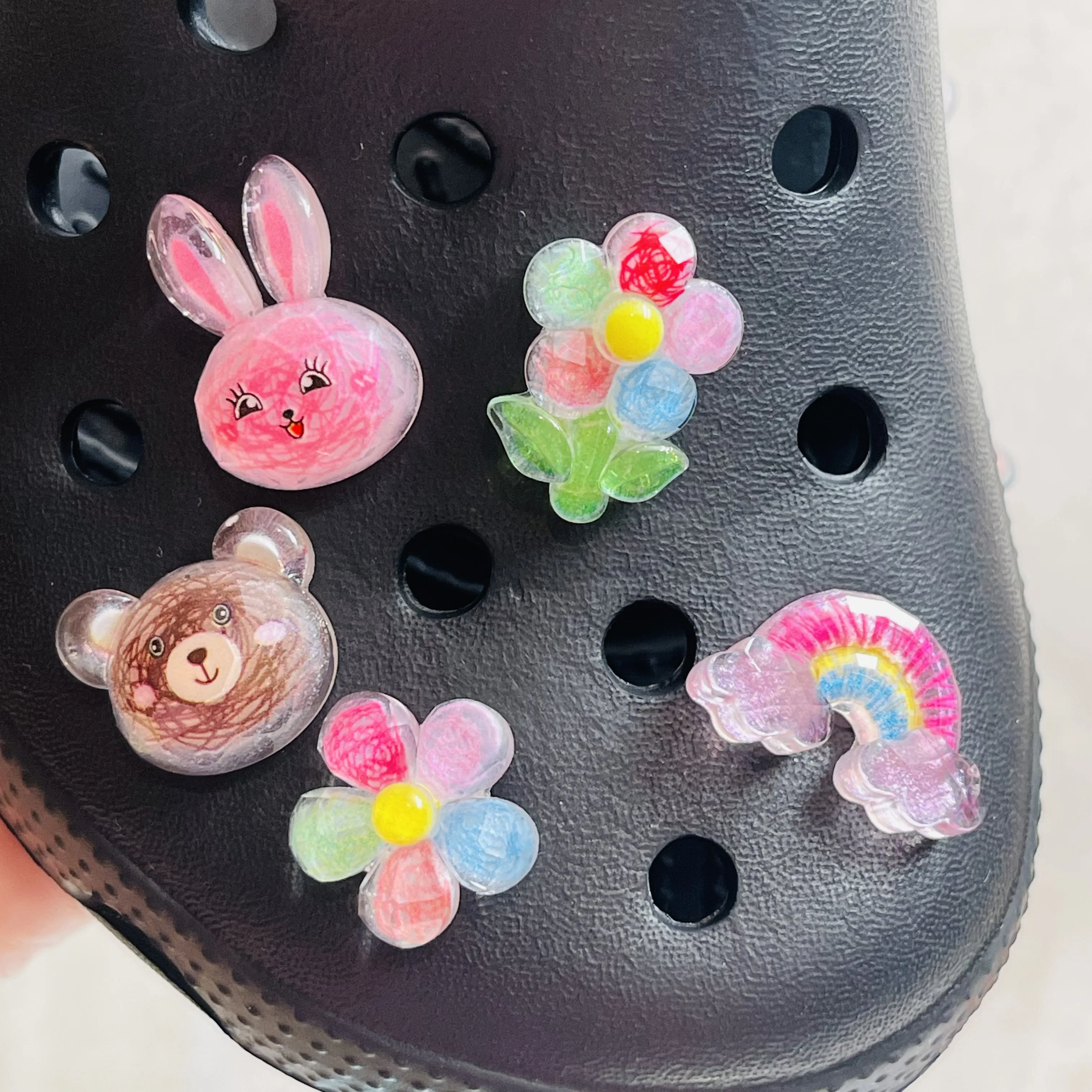 Breloques de chaussures en résine de dessin animé pour enfants, fleur colorée, ours arc-en-ciel, lapin, trou adhésif, ornements pour sabots, épingles, 1 à 5 pièces