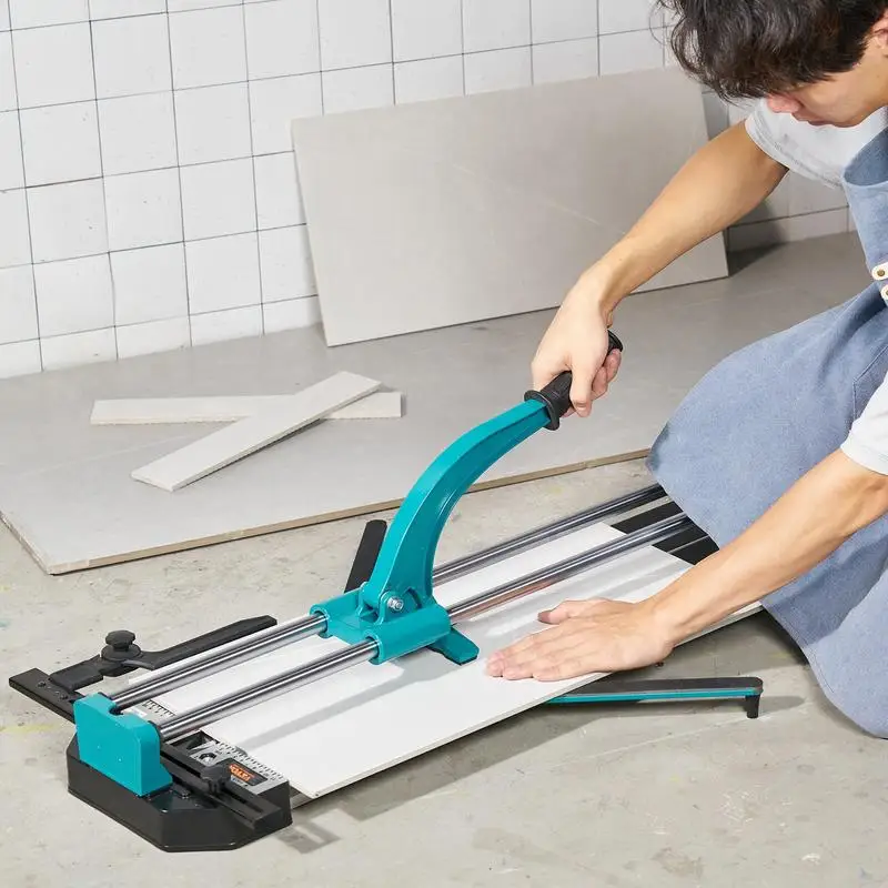 Coupe-carreaux à double rail, longueur de coupe 1200 mm, épaisseur de coupe 4-15 mm, largeur de coupe minimale 25 mm. Machine à couper les carreaux avec roue de coupe supplémentaire. Pour la pose de carreaux et les projets de rénovation.