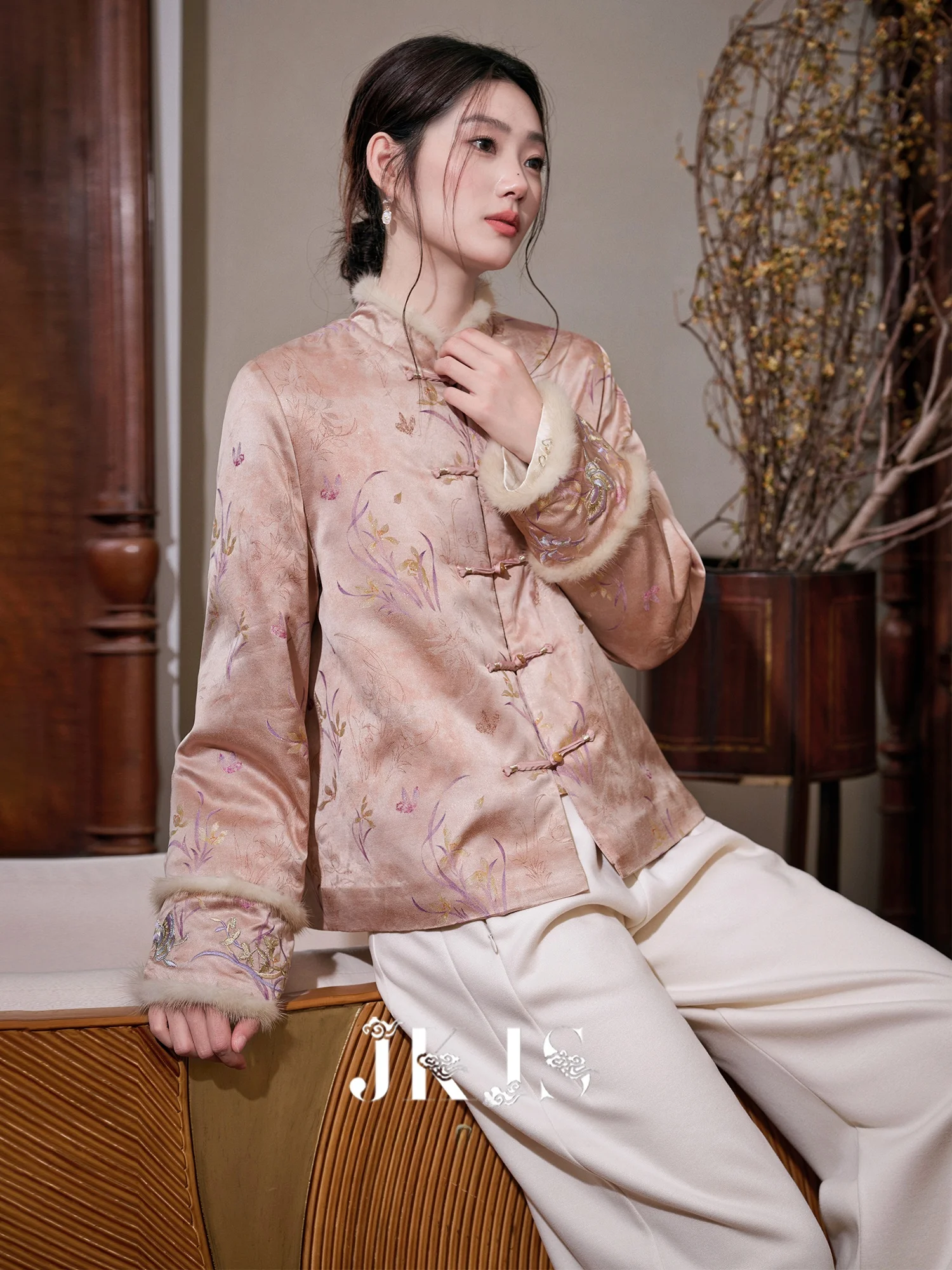 

Утепленное шелковое хлопковое пальто для женщин, зимнее, с меховой отделкой, в китайском стиле, с цветочной вышивкой, новинка