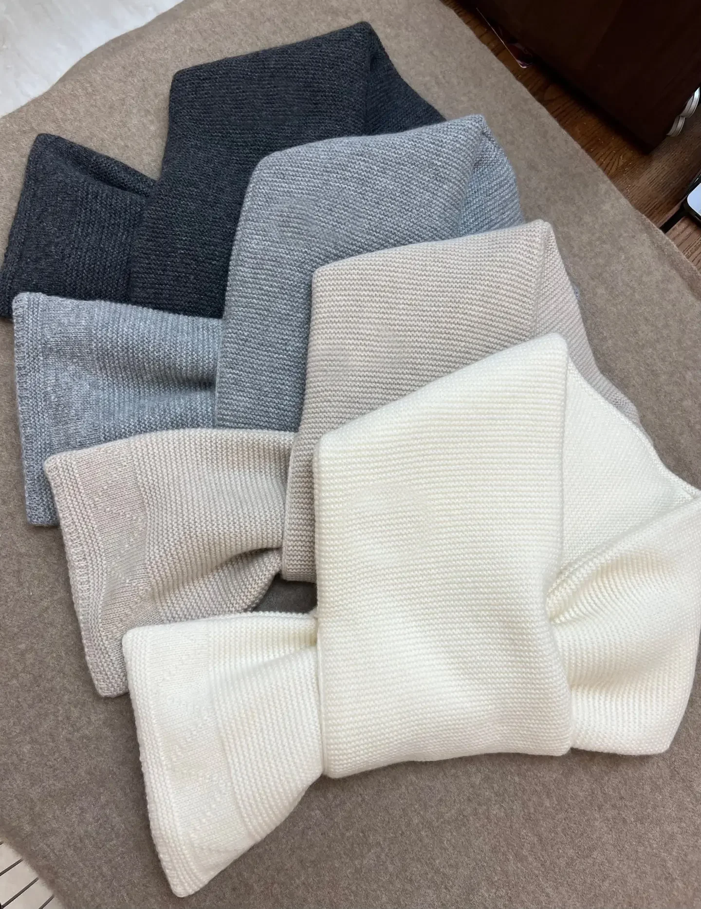 

Winter 2025 Women's 100% Cashmere Thickened Knitted Scarf