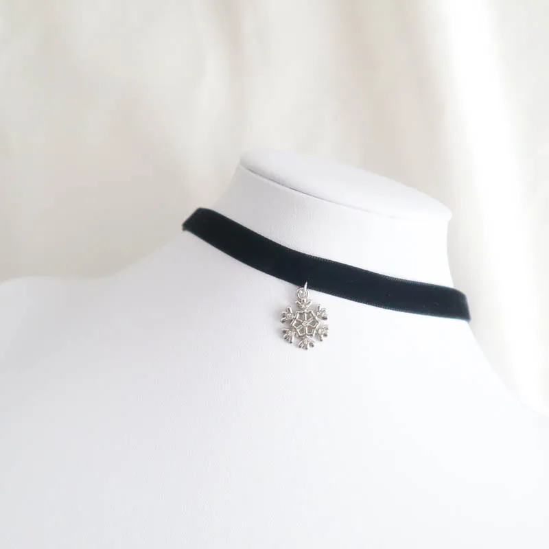 Black Velvet Choker for Women Snowflake Pendant Necklace Clavicle Lady Jewelry Accessories Girl Gift