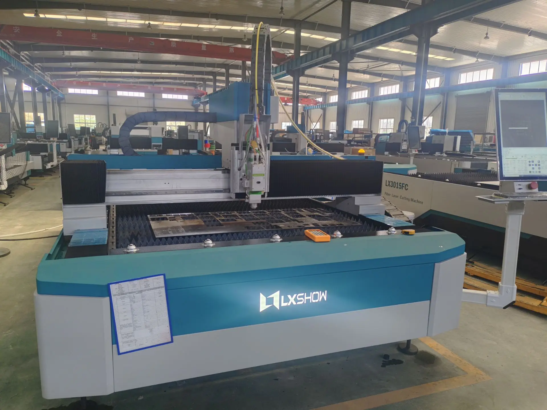 LX3015F Fiber Metal Laser Cutting Machine, bom uso, cobertura inteira, poder 1-8kW