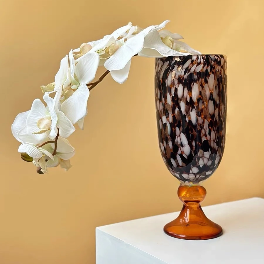 

Цветная ваза ручной работы, цветные пятна, бутылка на высоких ножках, цветочная композиция, аксессуары, украшение для дома